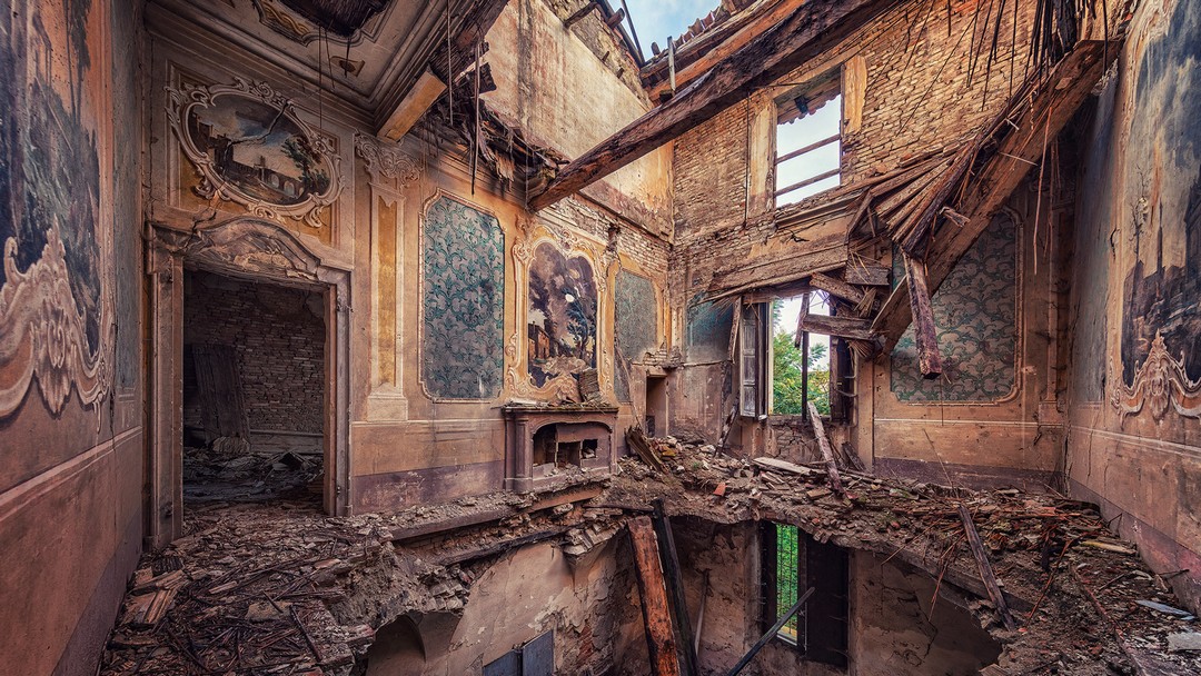 Скрытая красота заброшенных зданий на снимках Маттиаса Хакера
