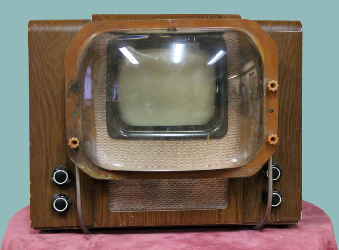 Почему корпус в советских телевизорах был деревянным