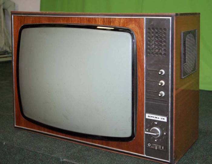 Почему корпус в советских телевизорах был деревянным