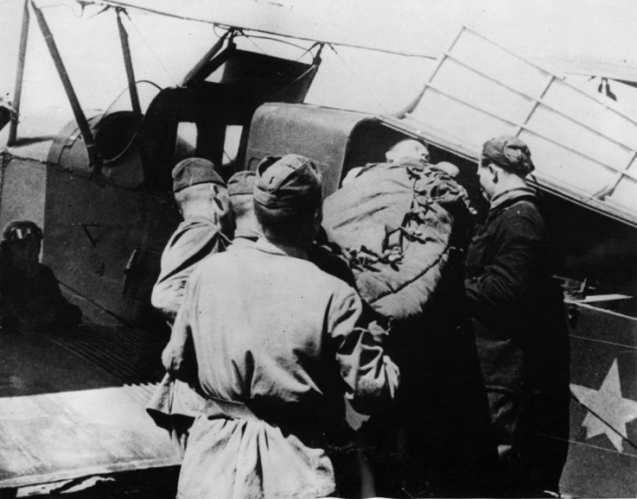 Подвиг советского лётчика, который спас детей в горящем самолёте