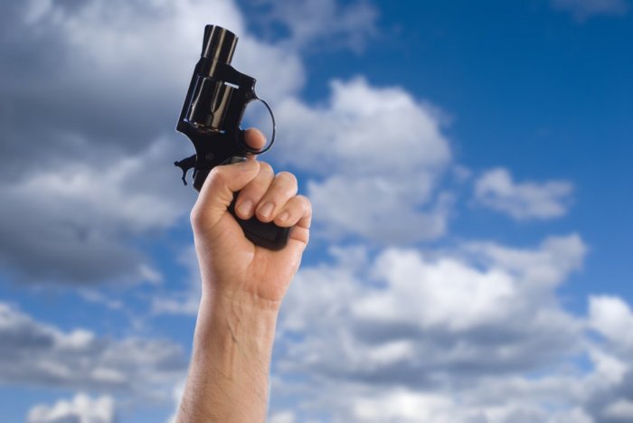 Что происходит с пулей если выстрелить в небо и опасно ли это?