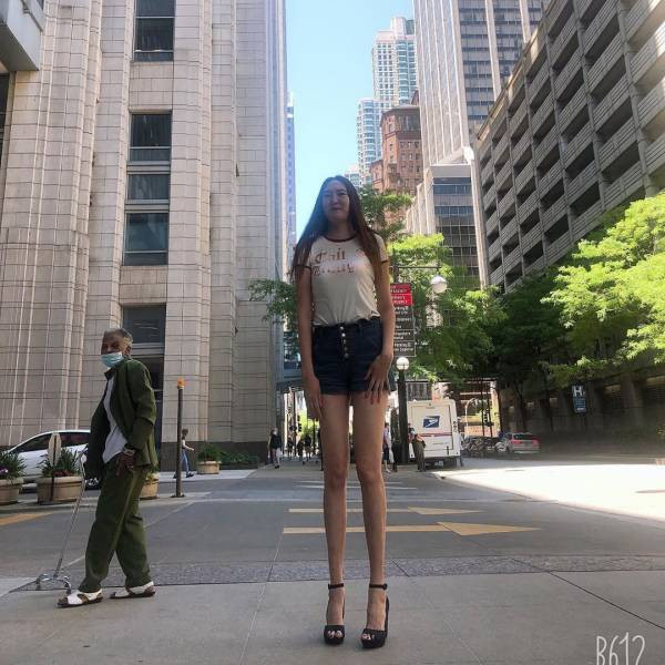 Монгольская девушка с рекордно длинными ногами стала моделью 