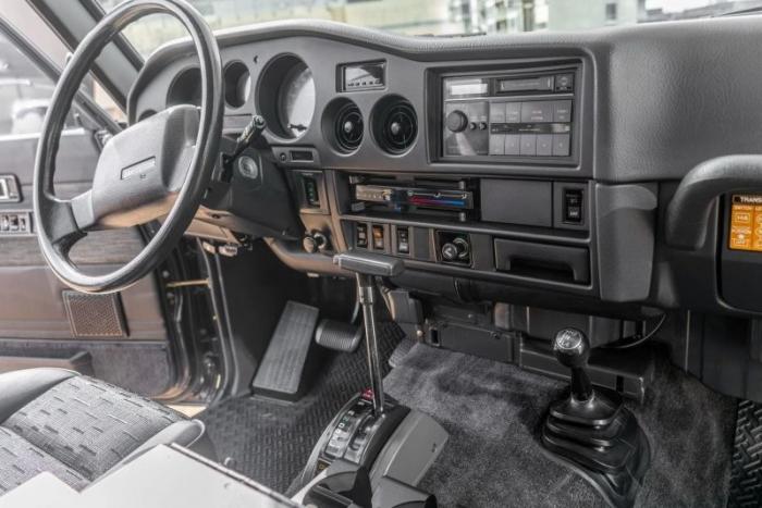 Модифицированный Toyota Land Cruiser 1988 с сиденьями от BMW 5-й серии