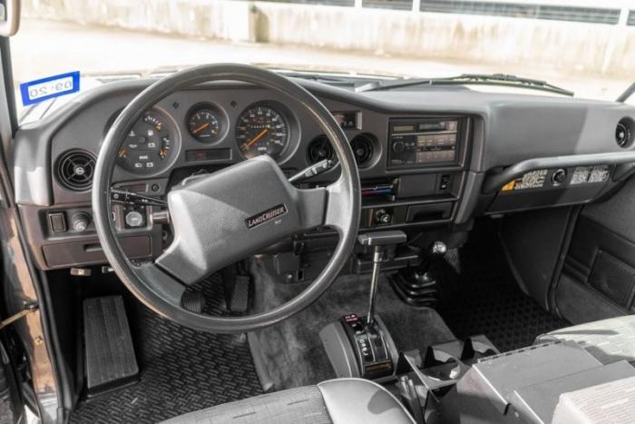 Модифицированный Toyota Land Cruiser 1988 с сиденьями от BMW 5-й серии