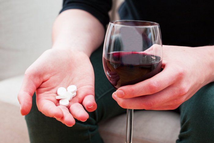 Почему алкоголь нельзя употреблять с антибиотиками?