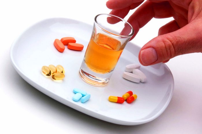 Почему алкоголь нельзя употреблять с антибиотиками?
