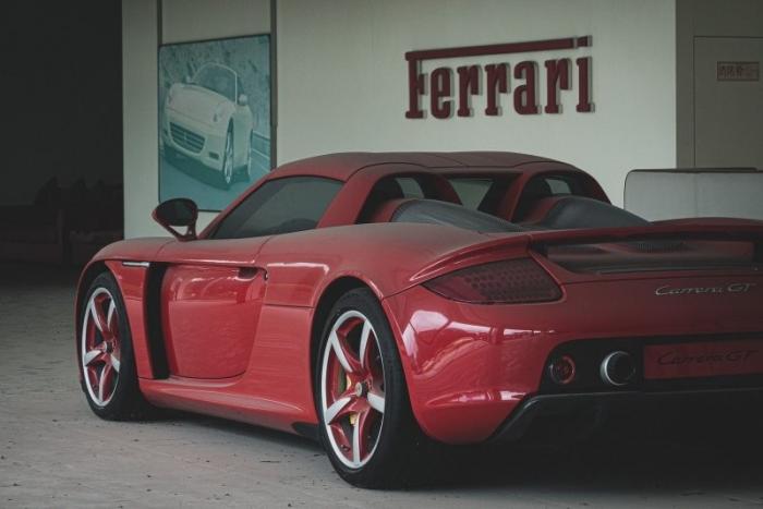 Porsche Carrera GT стоит 8 лет в заброшенном центре суперкаров в Китае
