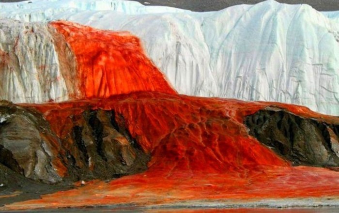 В чем загадка кровавого водопада в Антарктиде