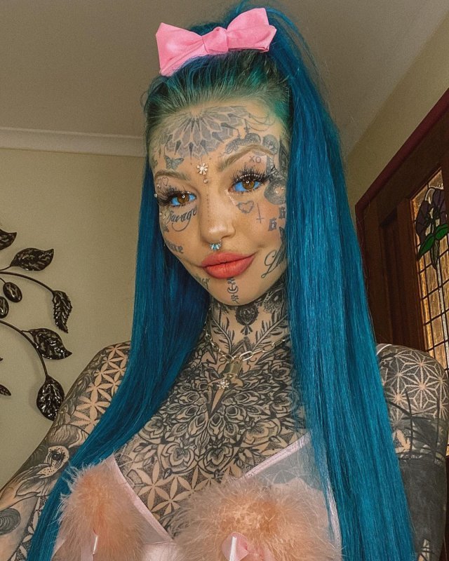 Девушка Эмбер Бриана Люк из Австралии, которая сделала себе 150 татуировок
