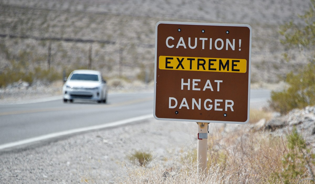 Сухая и очень жаркая Долина Смерти в США