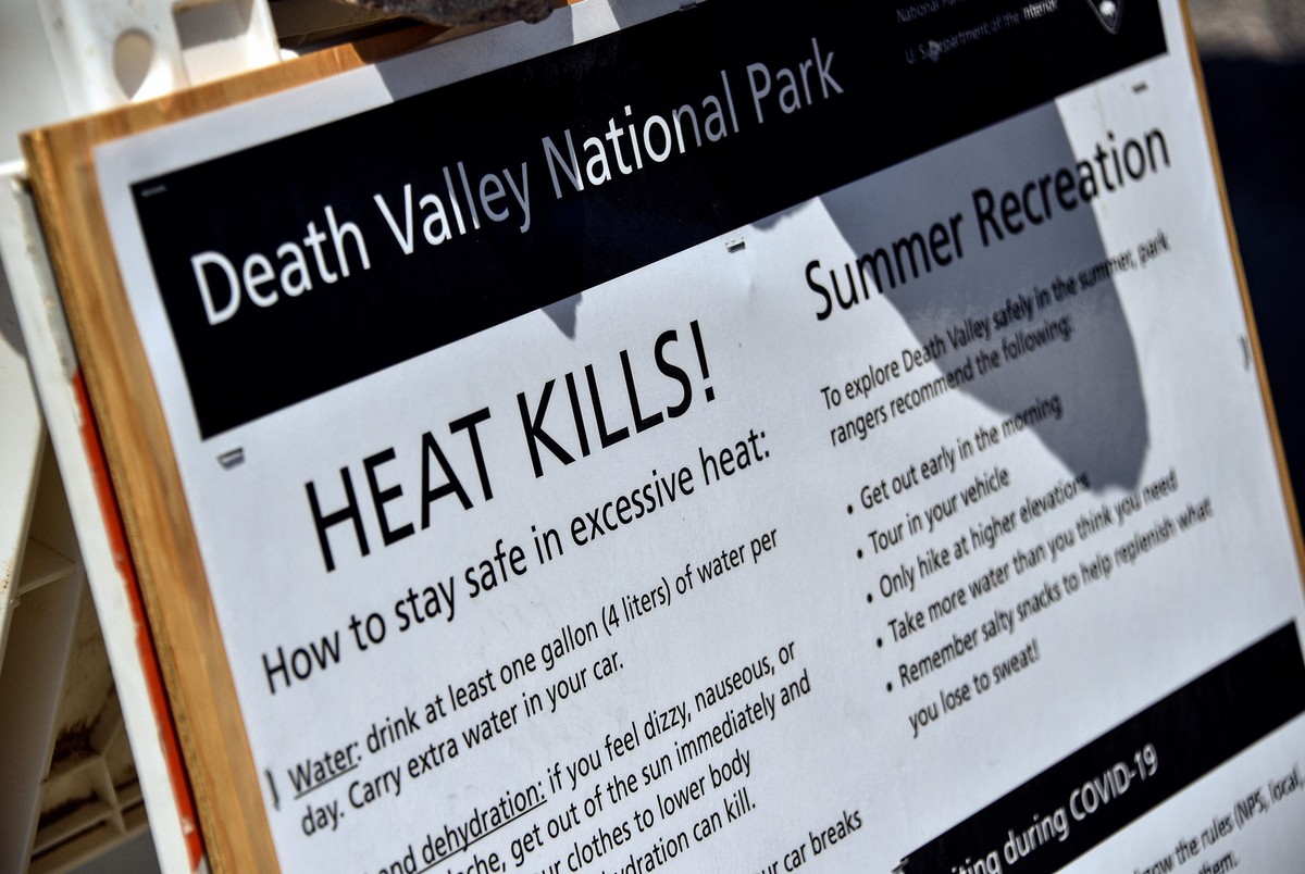 Сухая и очень жаркая Долина Смерти в США