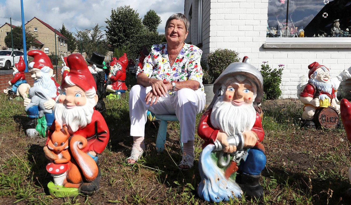 Бельгийская пенсионерка собрала большую коллекцию садовых гномов