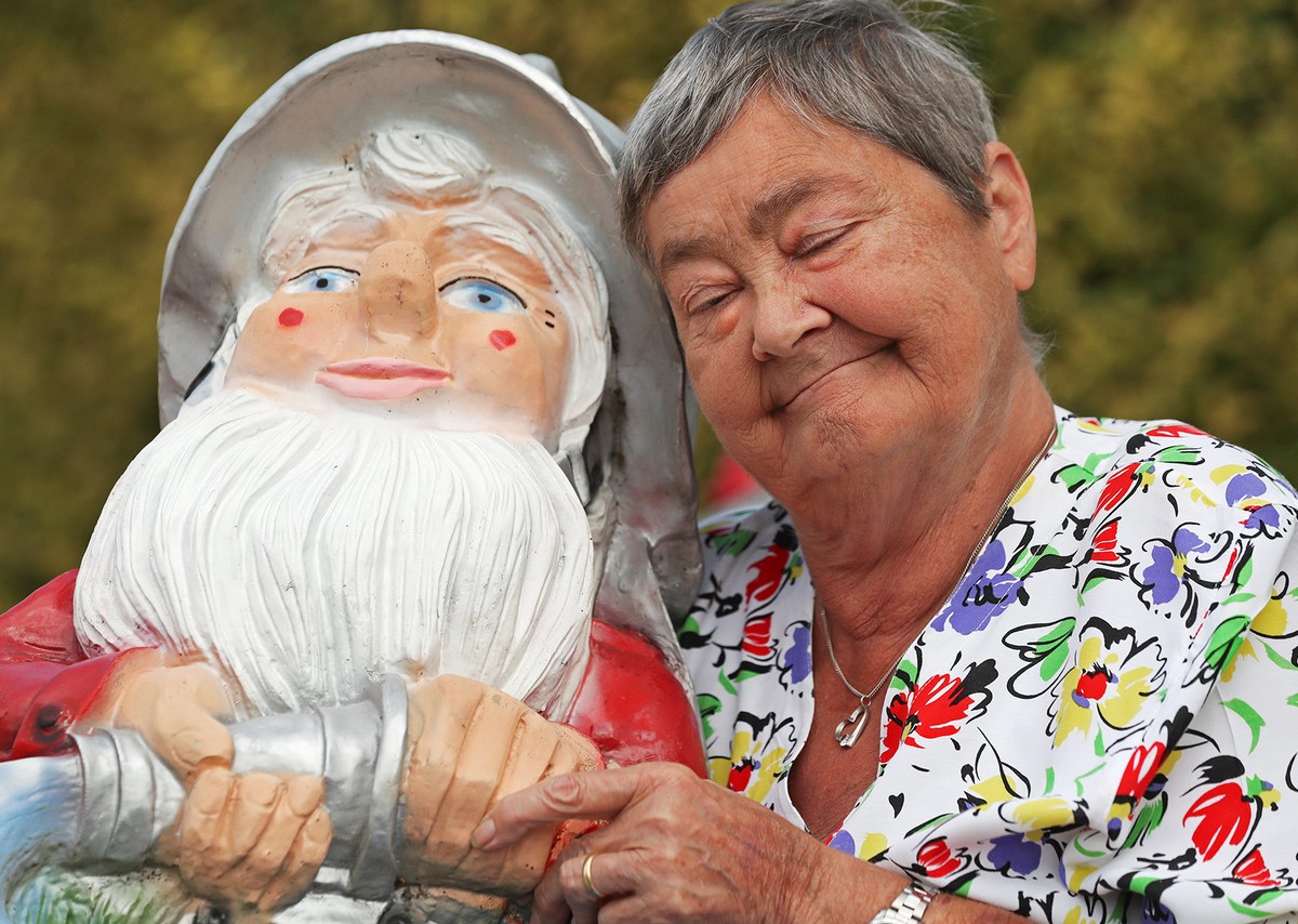 Бельгийская пенсионерка собрала большую коллекцию садовых гномов