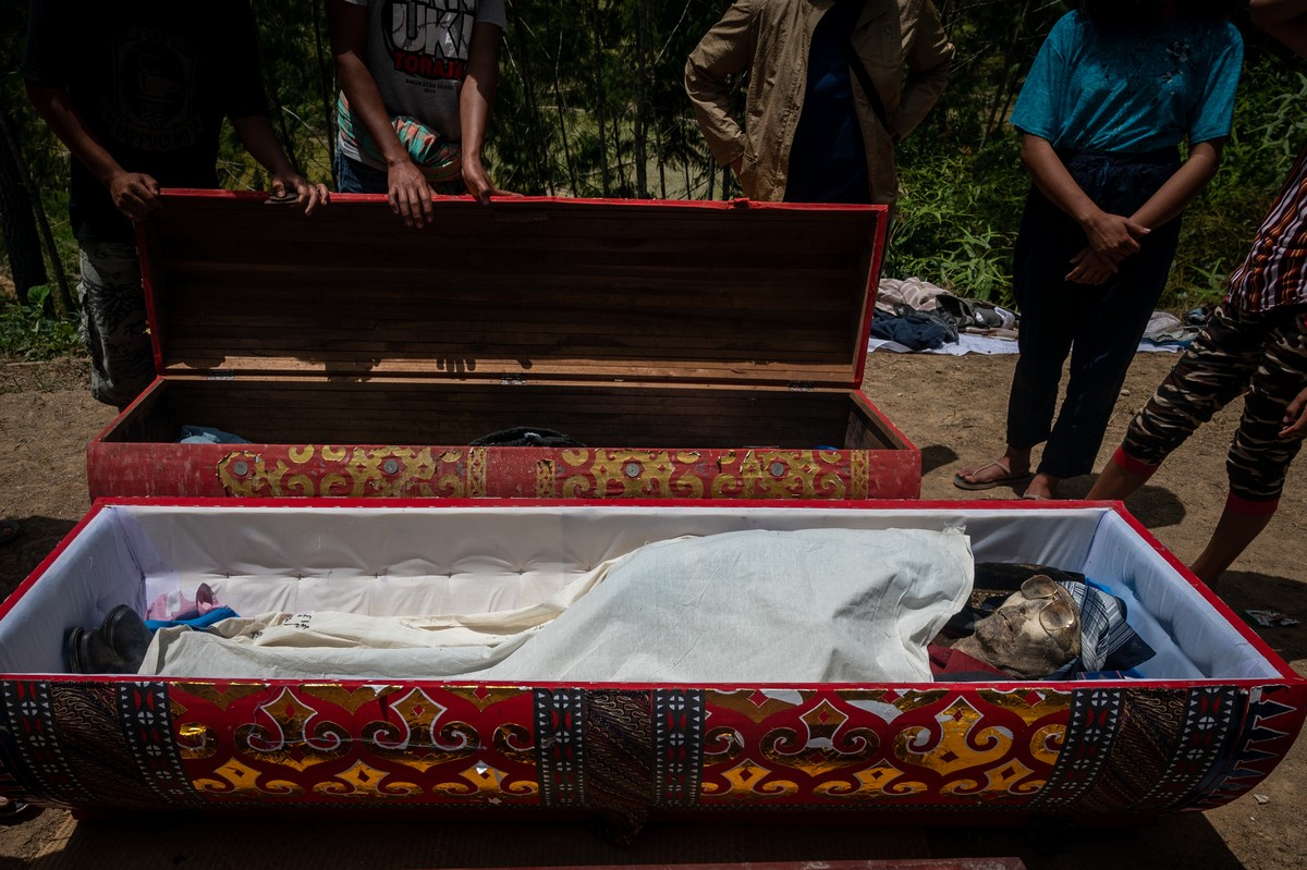 В Индонезии в очередной раз выкопали умерших родственников