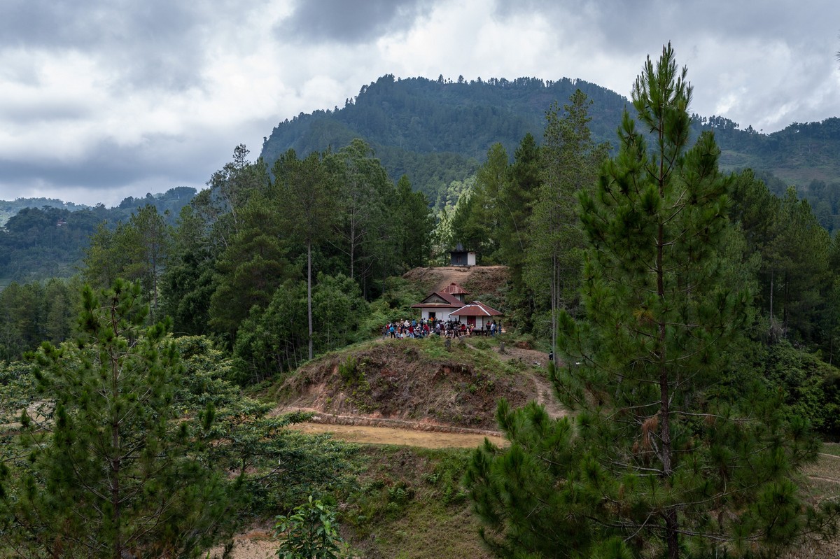 В Индонезии в очередной раз выкопали умерших родственников