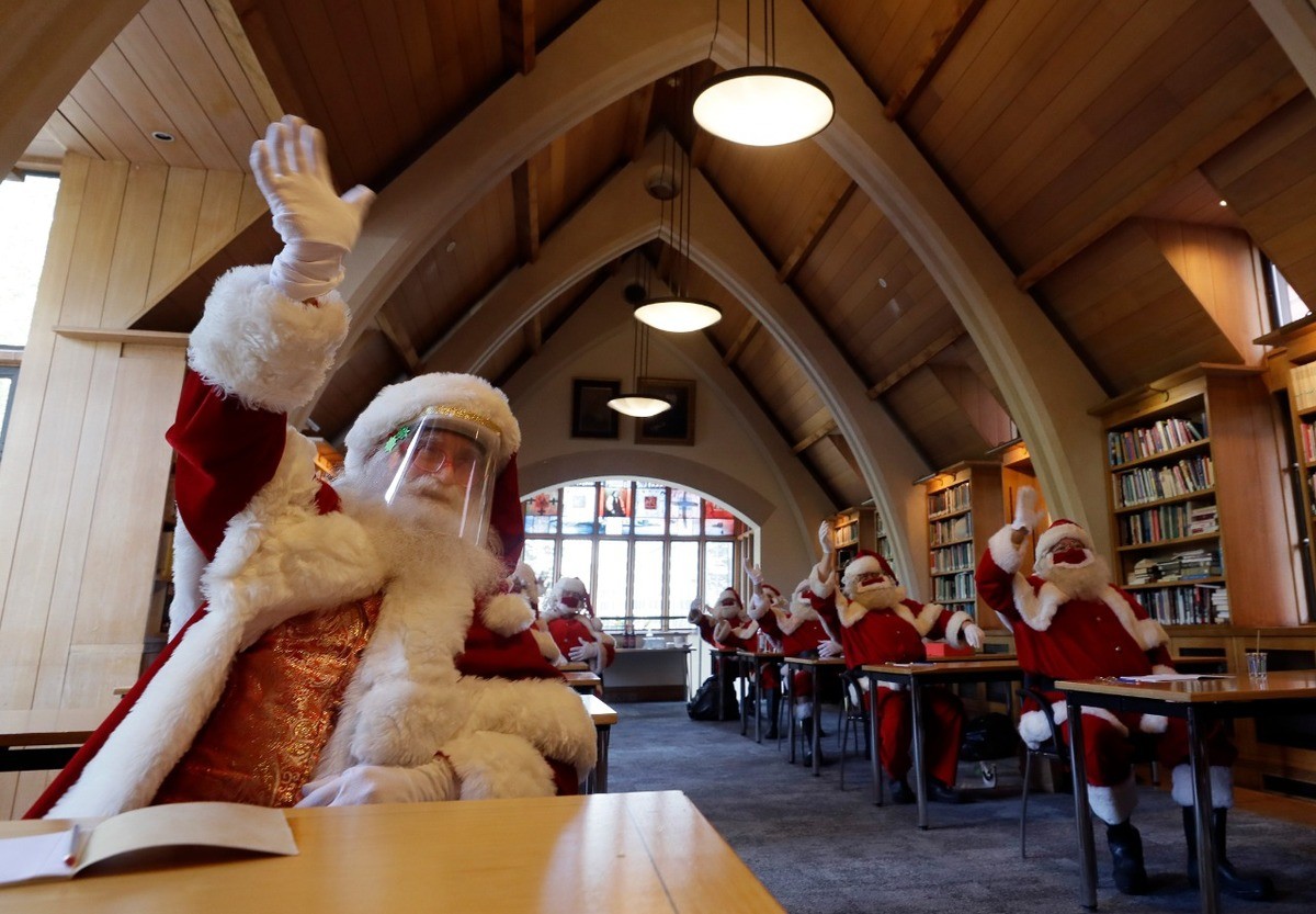 Санта-Клаусы готовятся к Рождеству во время пандемии коронавируса