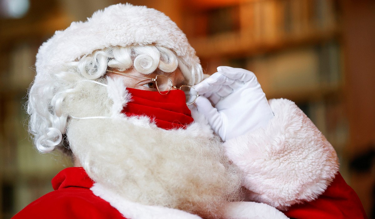 Санта-Клаусы готовятся к Рождеству во время пандемии коронавируса