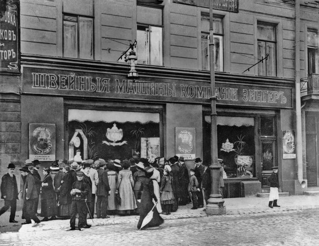 Люди на улицах Петербурга в начале ХХ века