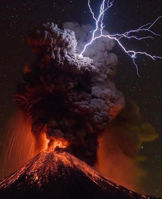 Электрические штормы в облаке пепла при извержении вулкана