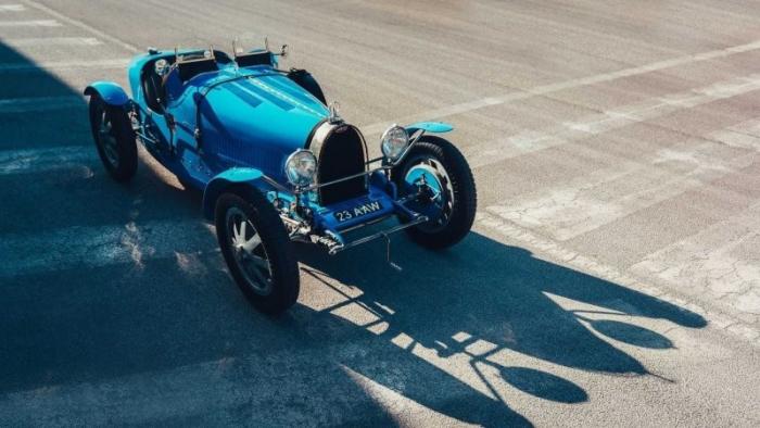 Историческая встреча Bugatti Divo и его старшего брата Type