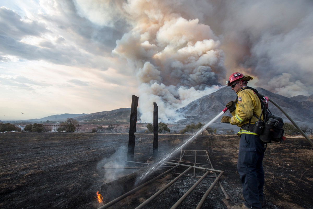 В Калифорнии лесные пожары бушуют во время экстремальной жары