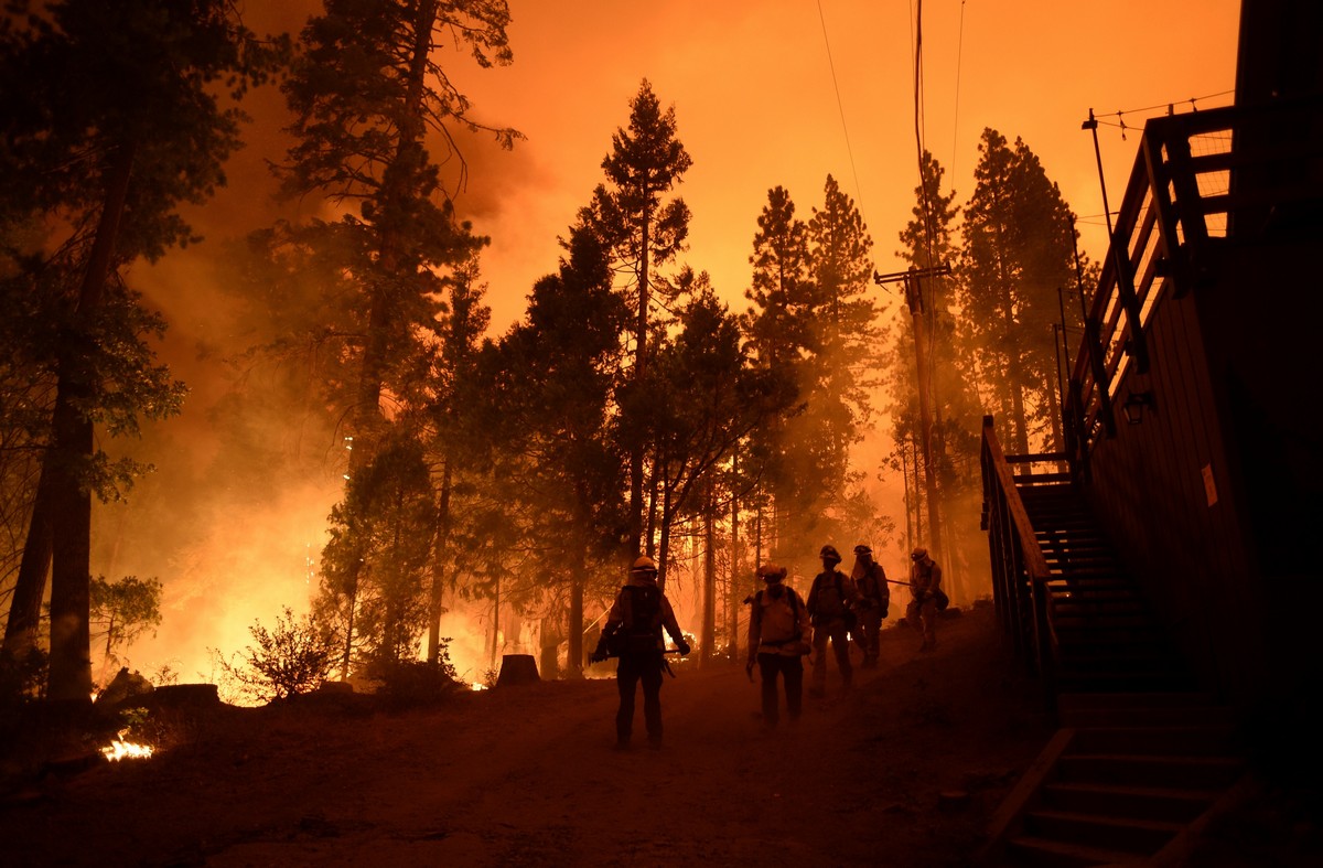 В Калифорнии лесные пожары бушуют во время экстремальной жары