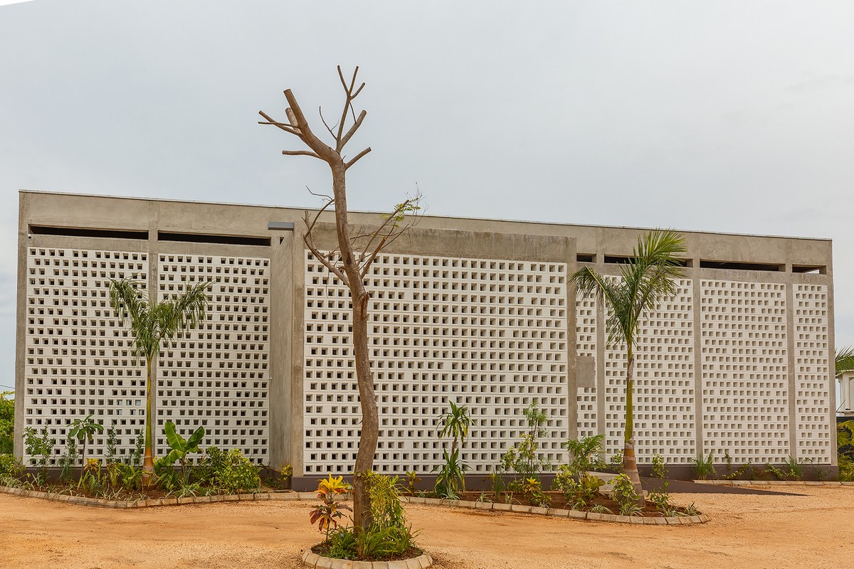 Дом со стенами-экранами в Танзании