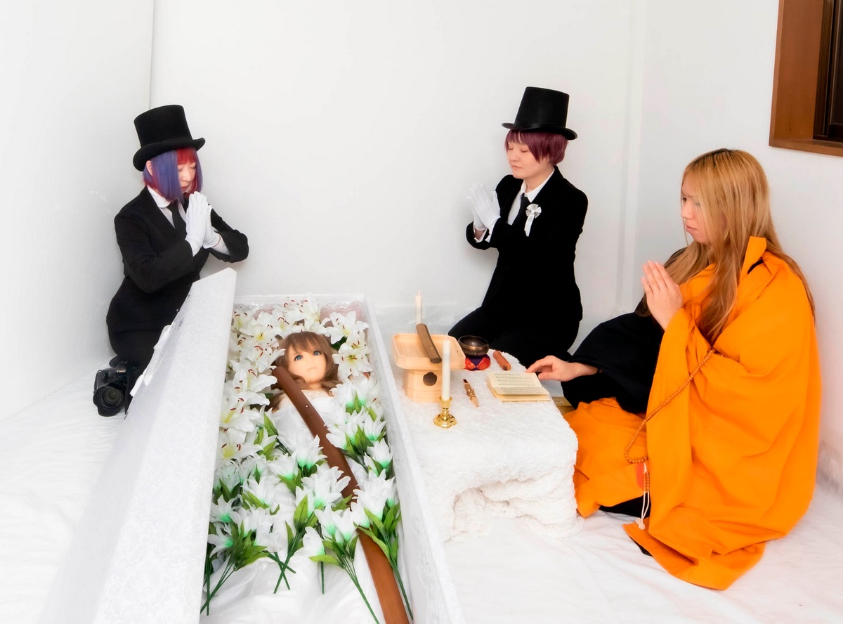 Японский художник устраивает похороны для секс-кукол
