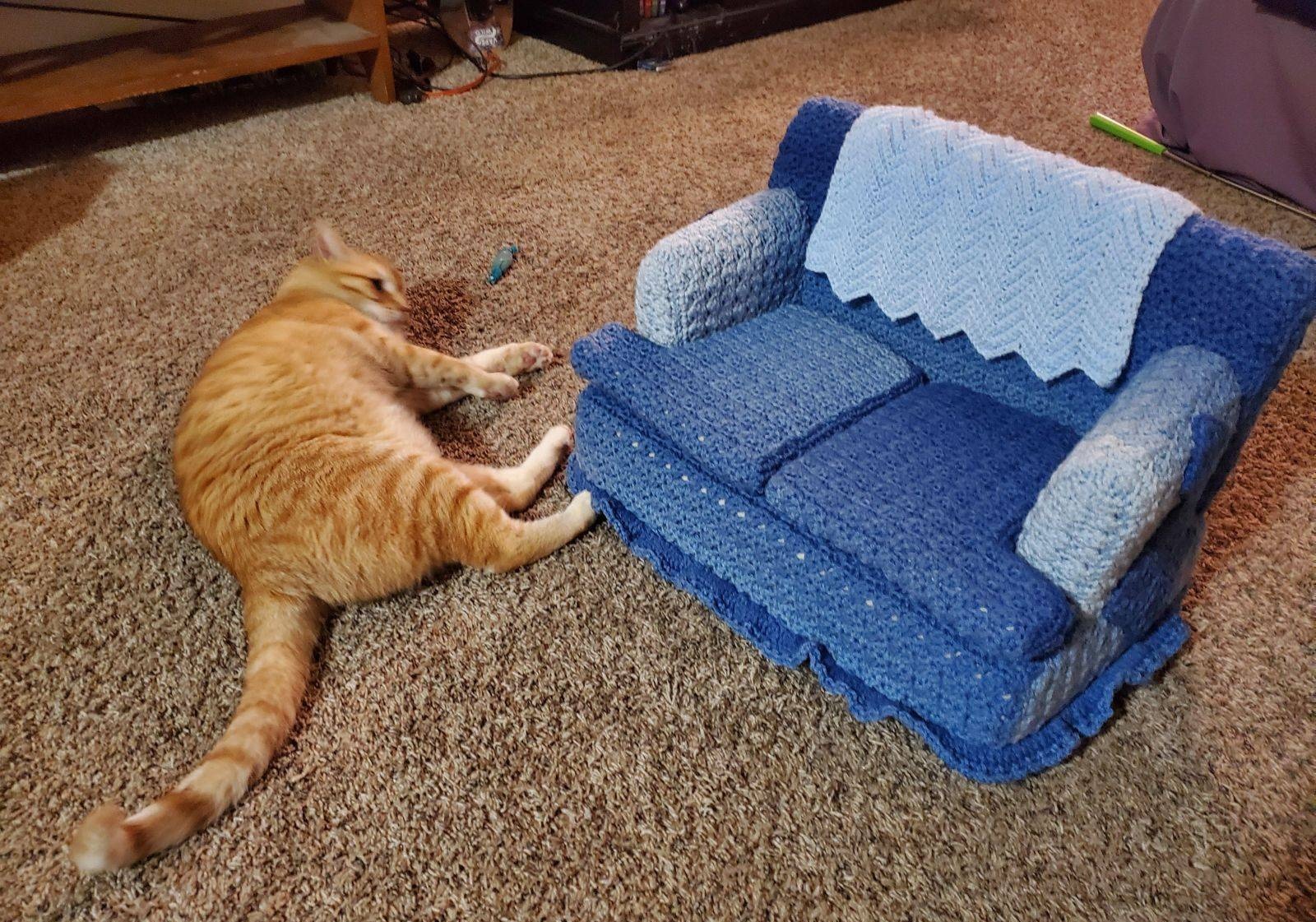 Вязаные диваны для кошек