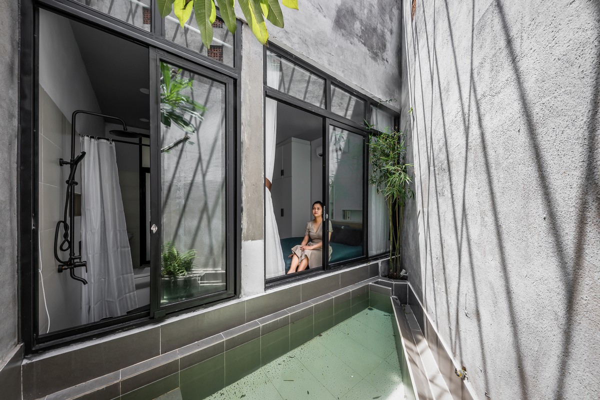 Узкий дом с зелёными пространствами во Вьетнаме Картинки и фото