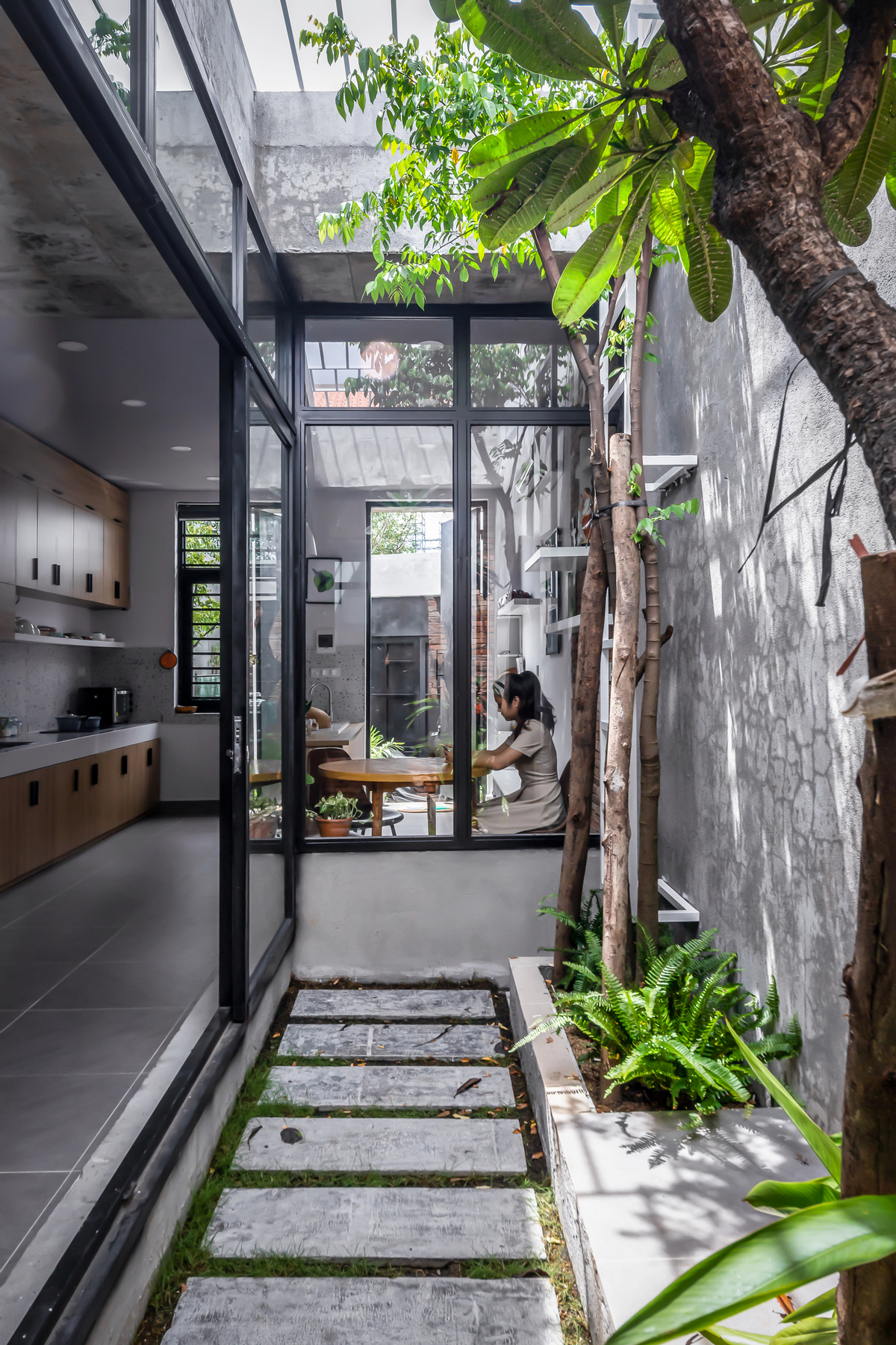Узкий дом с зелёными пространствами во Вьетнаме пространство, чтобы, создает, зелёных, отдыха, местом, ощущение, также, качестве, разделили, дворе—, открытом, длина, сторон, видом, внутри, туалета, пространства, соединяющее, озеро