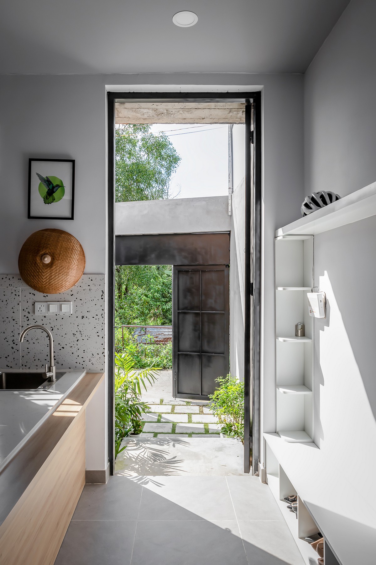 Узкий дом с зелёными пространствами во Вьетнаме пространство, чтобы, создает, зелёных, отдыха, местом, ощущение, также, качестве, разделили, дворе—, открытом, длина, сторон, видом, внутри, туалета, пространства, соединяющее, озеро