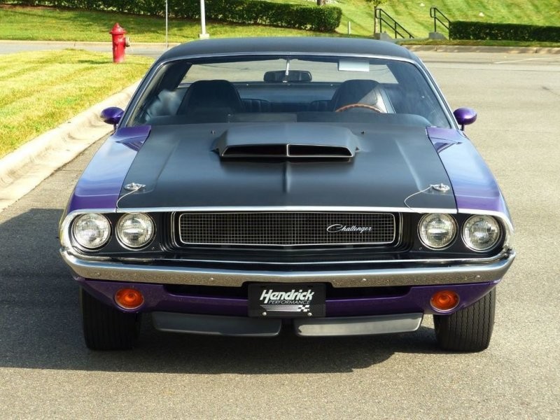 Отреставрированный фиолетовый Dodge Challenger T/A 1970 