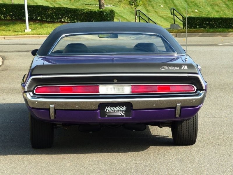 Отреставрированный фиолетовый Dodge Challenger T/A 1970 