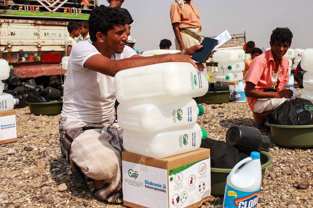 В Йемене люди проделывают многокилометровый путь, чтобы набрать питьевой воды