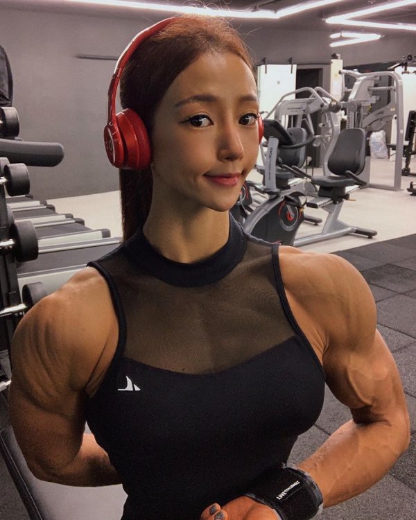Спортивная кореянка Ли Джин Со с милым личиком и пугающим телом