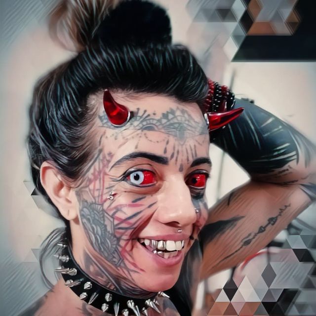 Бразильянка Кэрол Праддо, которая превратила себя в женщину-демона