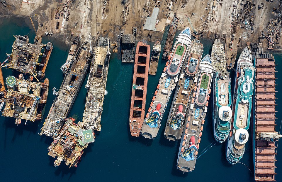 Кладбище круизных лайнеров на побережье Турции