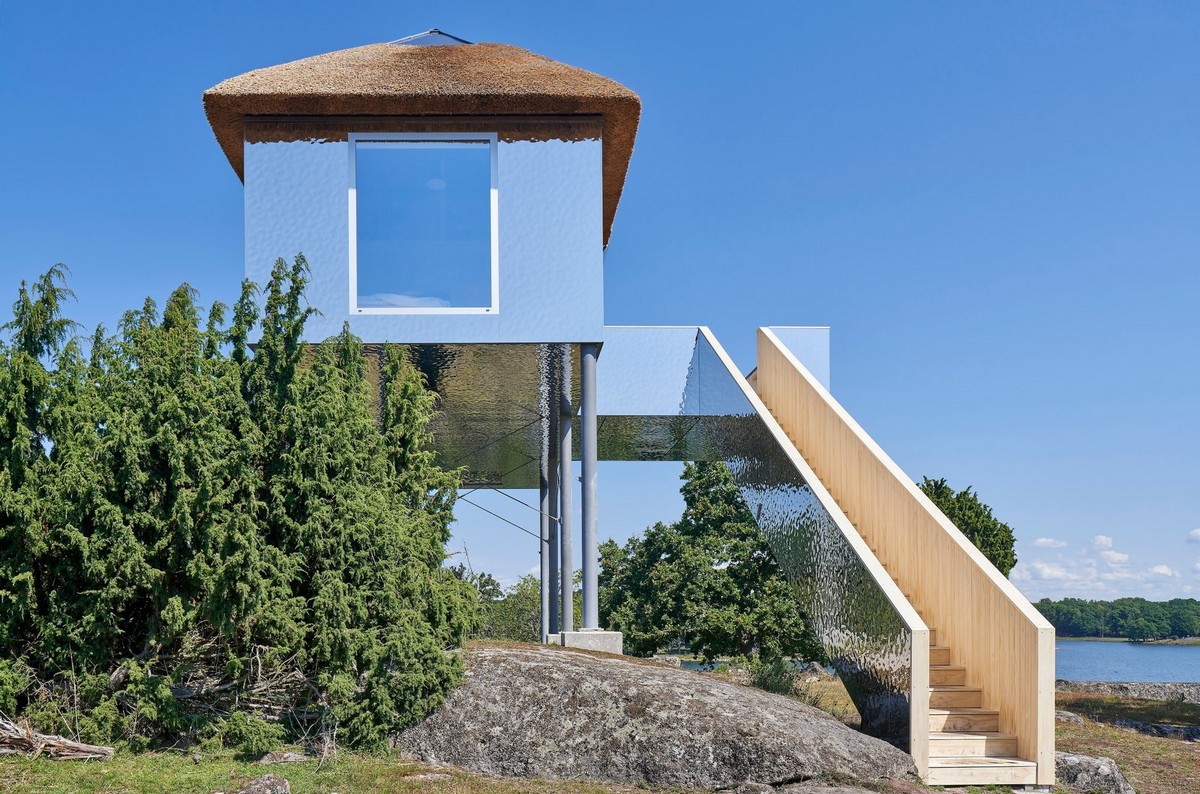 Необычный дом на металлических сваях в Швеции