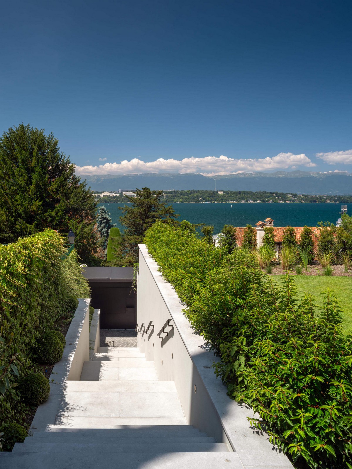 Современный дом у Женевского озера в Швейцарии