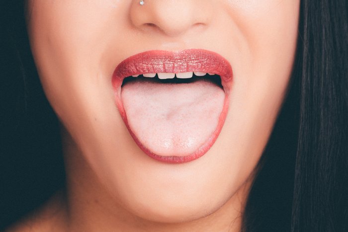 7 болезней, которые можно определить по запаху изо рта