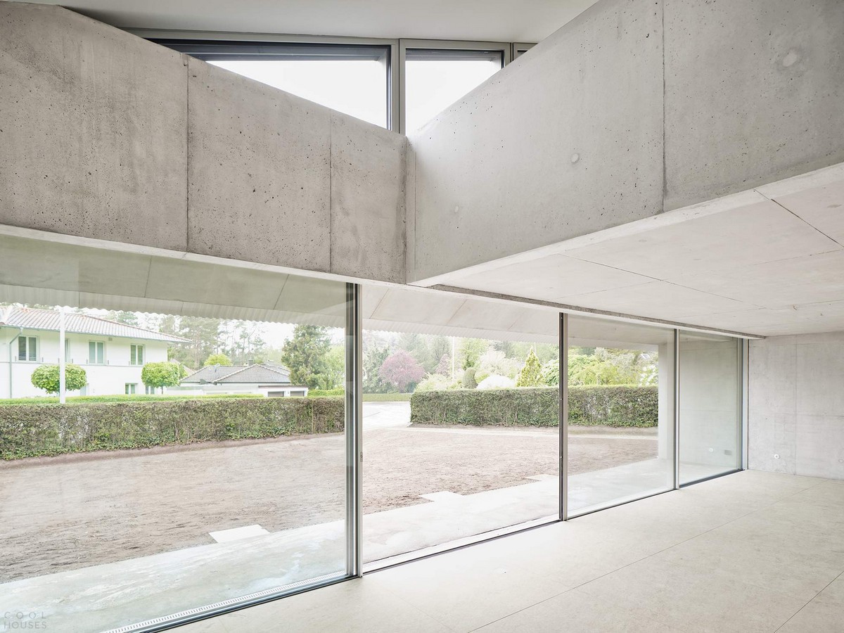 Семейная резиденция из монолитного бетона в Германии бунгало, бетона, комнаты, низкими, монолитного, древесины, элементом, места, крышей, карнизами, лестница, наклонная, бетонная, слегка, является, интерьера, Окаймленная, 15метровой, светомЦентральным, естественным
