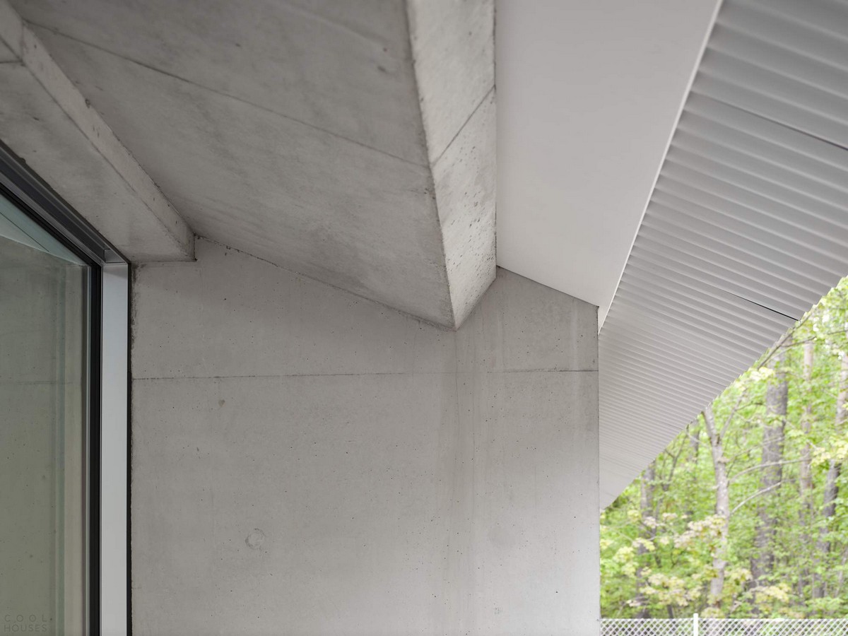 Семейная резиденция из монолитного бетона в Германии бунгало, бетона, комнаты, низкими, монолитного, древесины, элементом, места, крышей, карнизами, лестница, наклонная, бетонная, слегка, является, интерьера, Окаймленная, 15метровой, светомЦентральным, естественным