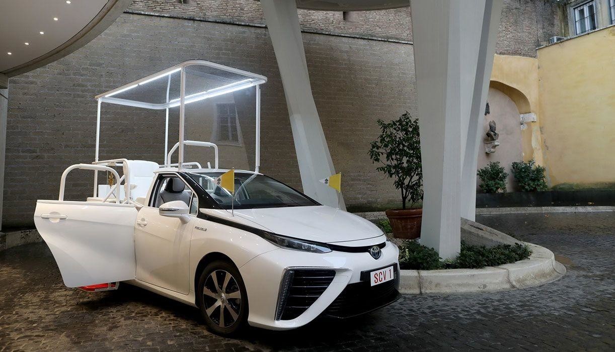 Новый экологичный автомобиль Папы Франциска Toyota Mirai