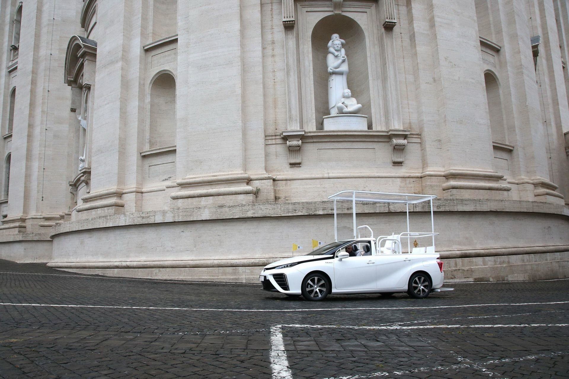 Новый экологичный автомобиль Папы Франциска Toyota Mirai