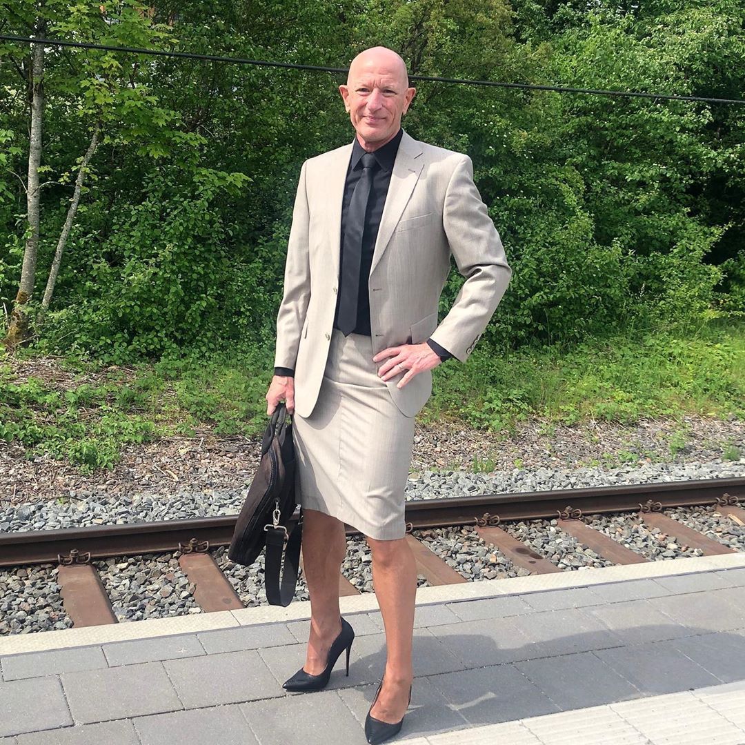 61-летний мужчина, который ходит в женской одежде