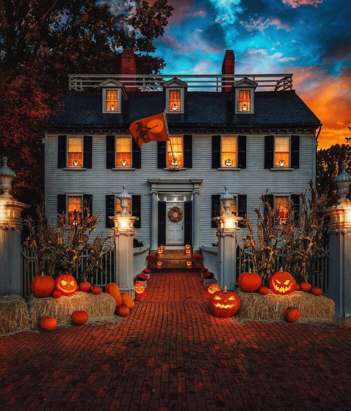 Самые крутые хэллоуинские декорации домов 2020 года