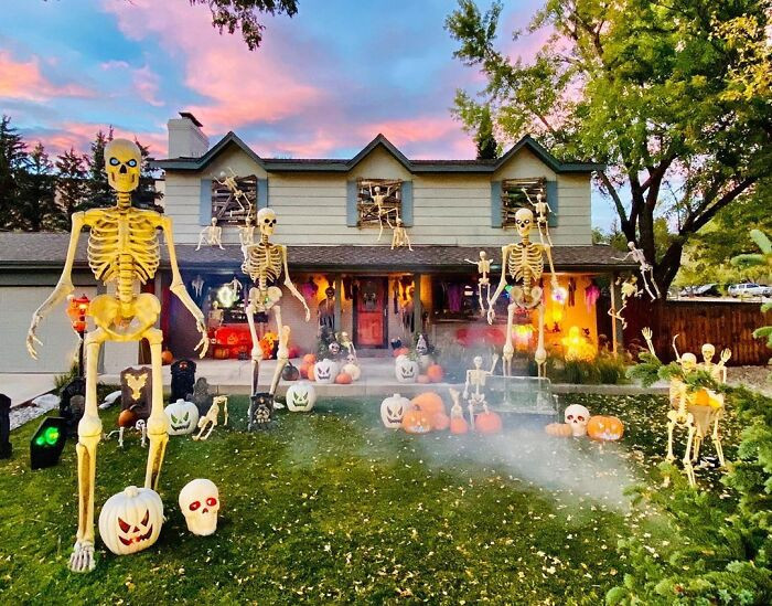 Самые крутые хэллоуинские декорации домов 2020 года