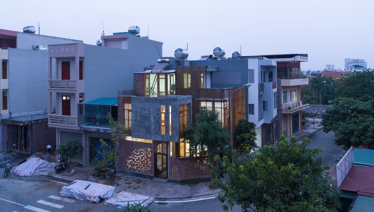Угловой дом с террасой на крыше во Вьетнаме