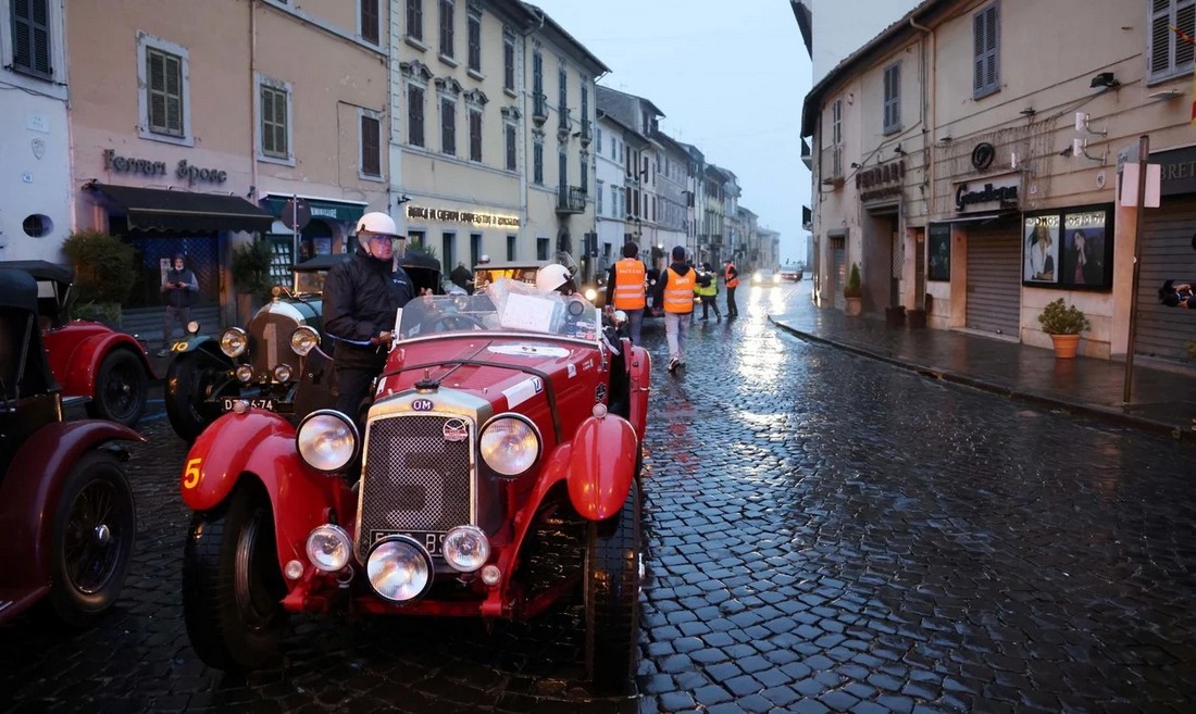 Ралли старинных автомобилей Mille Miglia в Италии